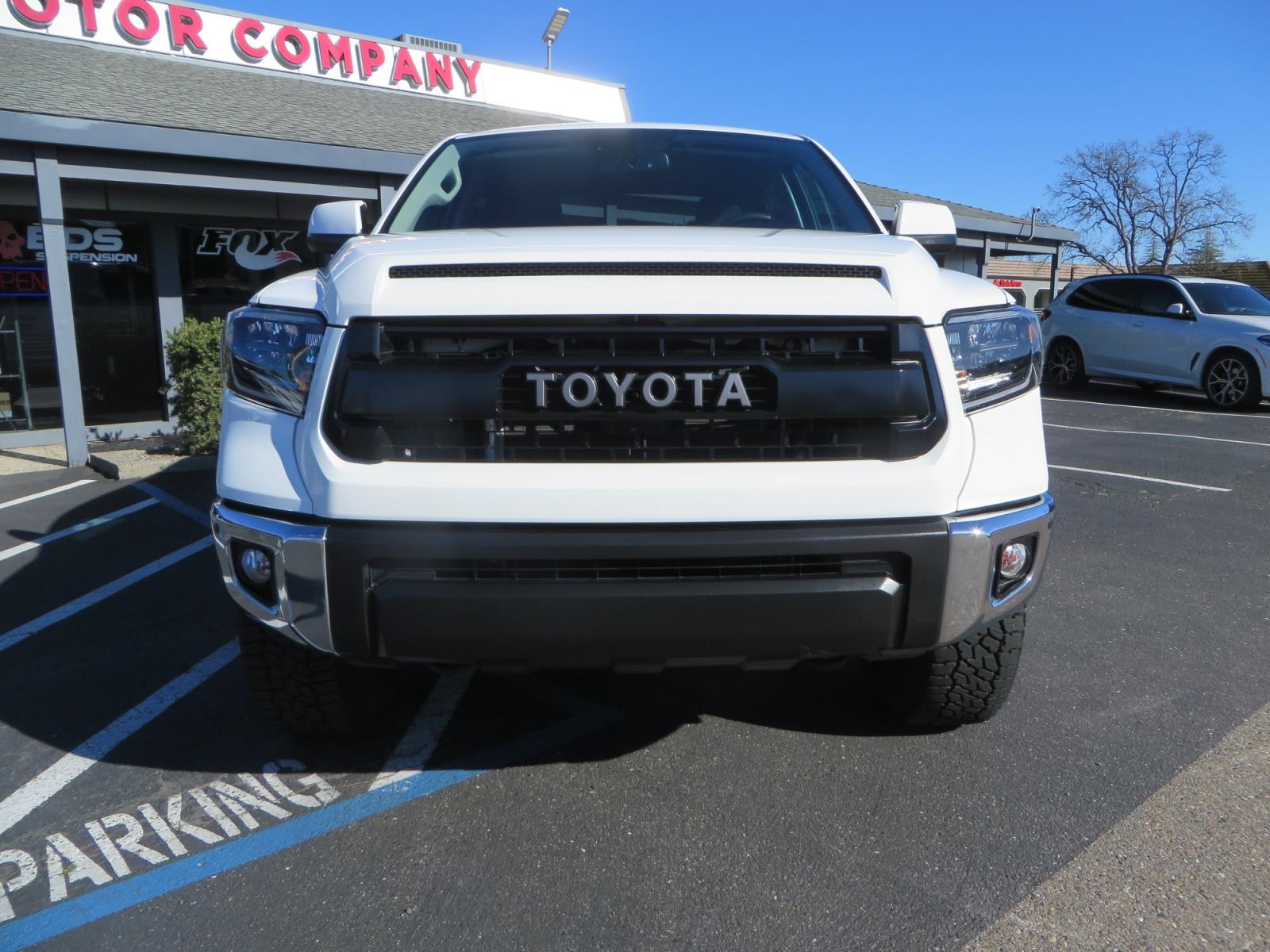 2020 White /GREY Toyota Tundra SR5 (5TFDY5F19LX) with an 5.7L engine, automatic transmission, located at 2630 Grass Valley Highway, Auburn, CA, 95603, (530) 508-5100, 38.937893, -121.095482 - Features - King Off Road adjustable remote reservoir coil overs, King 2.5 adjustable remote reservoir rear shocks, Method Race wheels, Falken Wildpeak tires, Sliders, Bed braces, Borla Exhaust, Husky floor mats, Window tint, and Ram phone mounts. - Photo #1